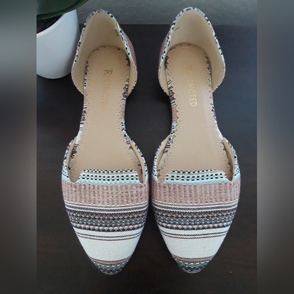 RESTRICTED Flats Size: 9 - Picture 2 of 5